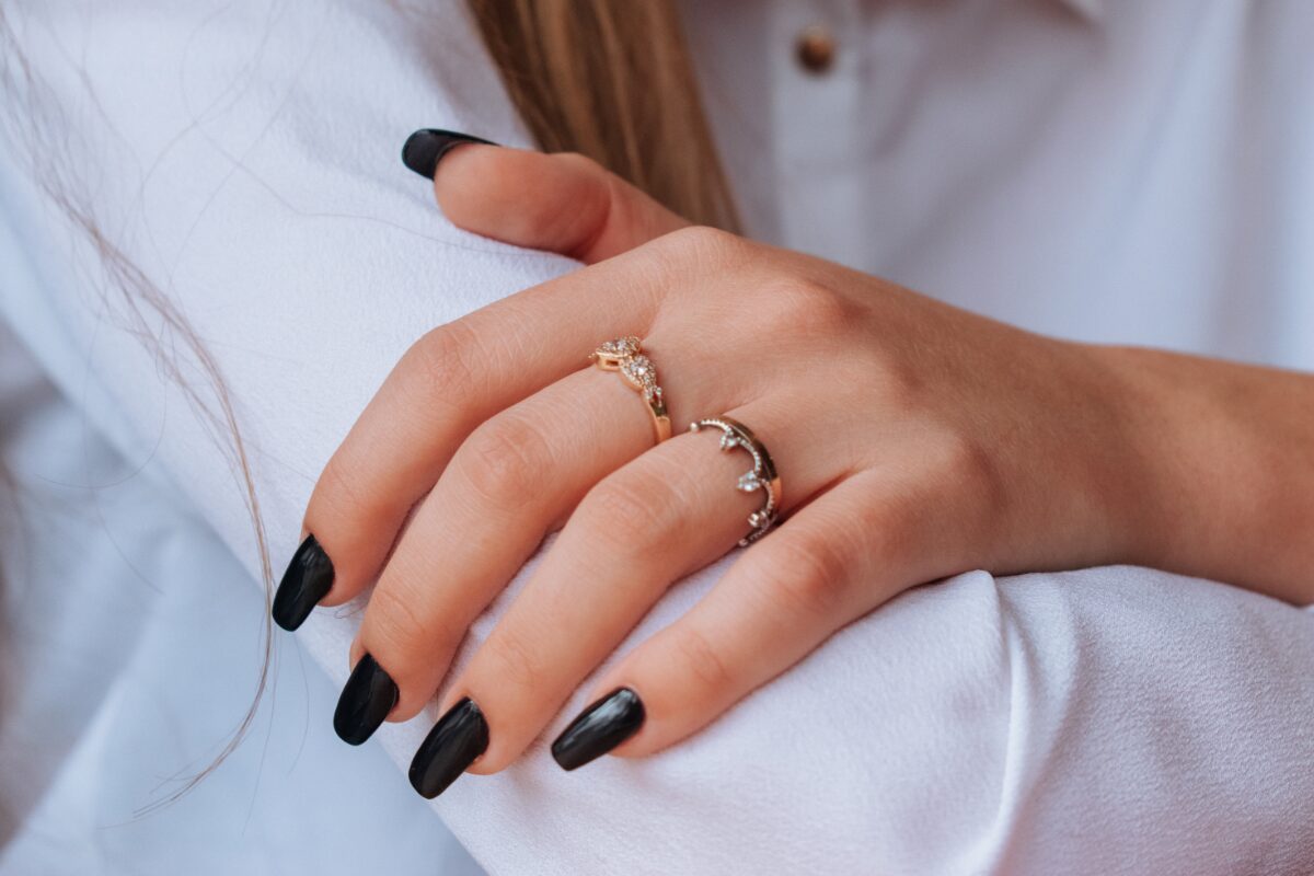 femme bagues aux doigts