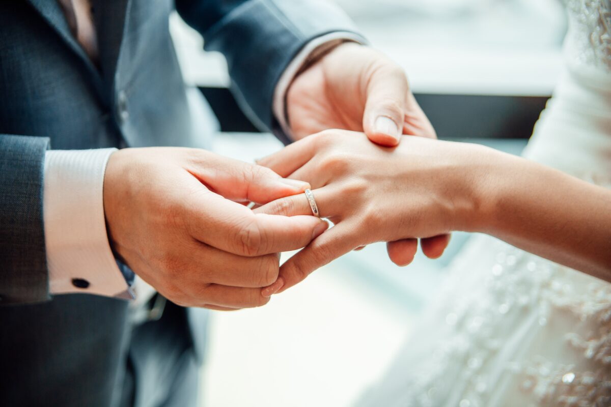 Significations et traditions : Choix du doigt pour une bague