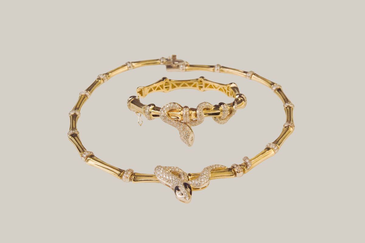 Femme en colliers serpent