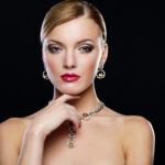 femme portant un collier luxueux