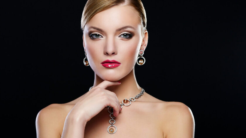 femme portant un collier luxueux