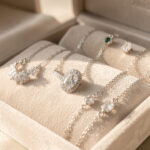 Coffret élégant contenant plusieurs bijoux assortis, disposés avec soin sur un velours clair, dans une ambiance raffinée et lumineuse.