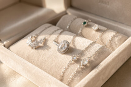 Coffret élégant contenant plusieurs bijoux assortis, disposés avec soin sur un velours clair, dans une ambiance raffinée et lumineuse.