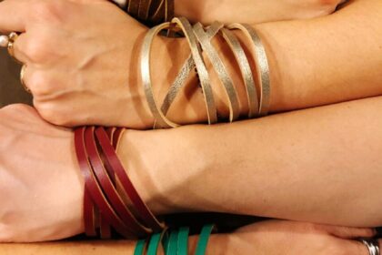 Poignet portant un bracelet semainier composé de sept joncs superposés.